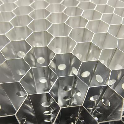 ثقوب الخرق ألومنيوم عسل القشرة الطول الجانبي 5.5mm