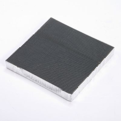 طول الجانب الصغير جداً 0.6-2.5mm 3003 ألومنيوم حليف العسل الألواح الأساسية ميكرو مسامية