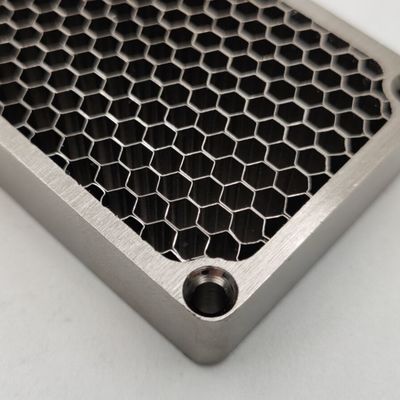 إطار الفولاذ المقاوم للصدأ مركز عسل معدني 20x20mm للحماية من EMI