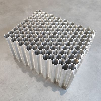 جودة  Two Piece Adhesive Type Aluminum Honeycomb Core Used In Deformable Crash Test Barriers المصنع