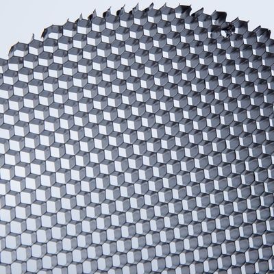 حجم الخلية الطبيعي 3.20 ملم الشبكة عسل الألومنيوم يستخدم للضوء مضاد LED