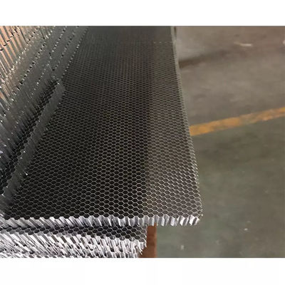 الحجم القياسي 1220 * 2440mm ألومنيوم حبيب العسل للصناعة البناء