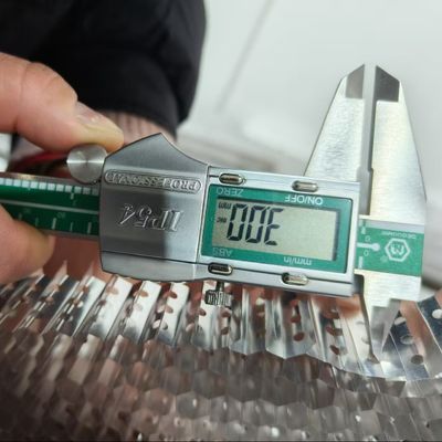 ثقوب الخرق ألومنيوم عسل القشرة الطول الجانبي 5.5mm