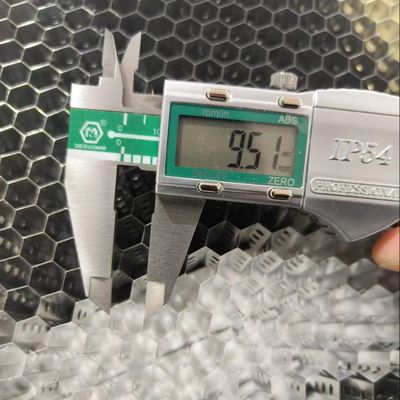 ثقوب الخرق ألومنيوم عسل القشرة الطول الجانبي 5.5mm