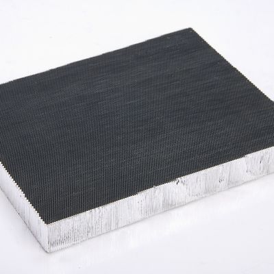 طول الجانب الصغير جداً 0.6-2.5mm 3003 ألومنيوم حليف العسل الألواح الأساسية ميكرو مسامية