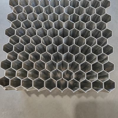 نوع الصمغ ذو قطعتين من ألومنيوم النواة العسل المستخدمة في حواجز اختبار الصدمة القابلة للتشوه