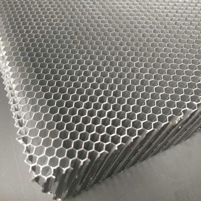 زاوية منحنية 20 درجة Al3003 الألومنيوم النواة العسل المنحدرة المنحدرة للمواد EMI