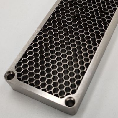 الفضاء الفولاذية ذات الحجم الكبير النواة العسل 1000x2000mm