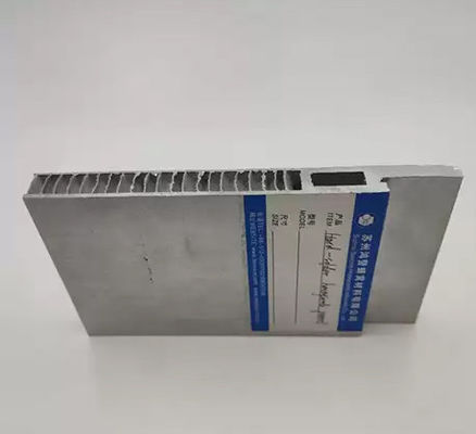 1000 * 2000mm حجم ألومنيوم مصفوفة شرائح العسل اللوحة المستخدمة في السقف العائم الداخلي